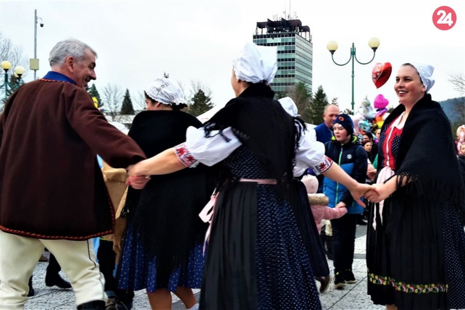 Ilustračný obrázok k článku Zabávajme sa počas Fašiangov: V Udiči bude zabíjačka, pred kinom Mier veselica