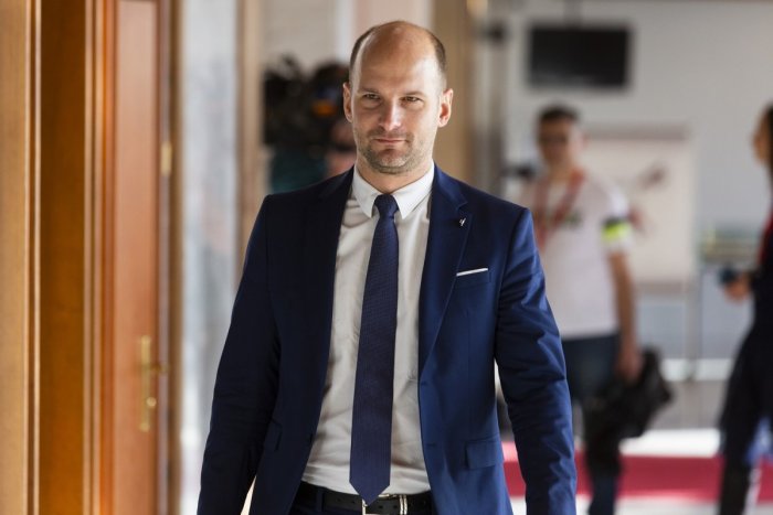 Ilustračný obrázok k článku Rozdávajú sa karty: OĽaNO navrhne Gábora Grendela na tento post