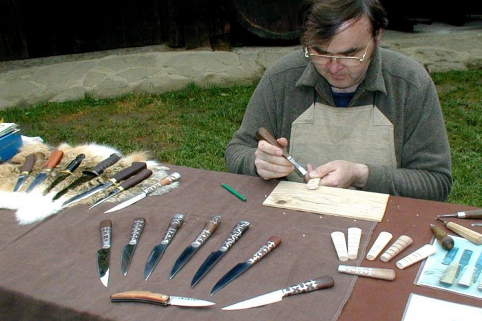 Ilustračný obrázok k článku Majstri z celého Slovenska v Lučenci: Pozornosť pútajú remeselní nožiari