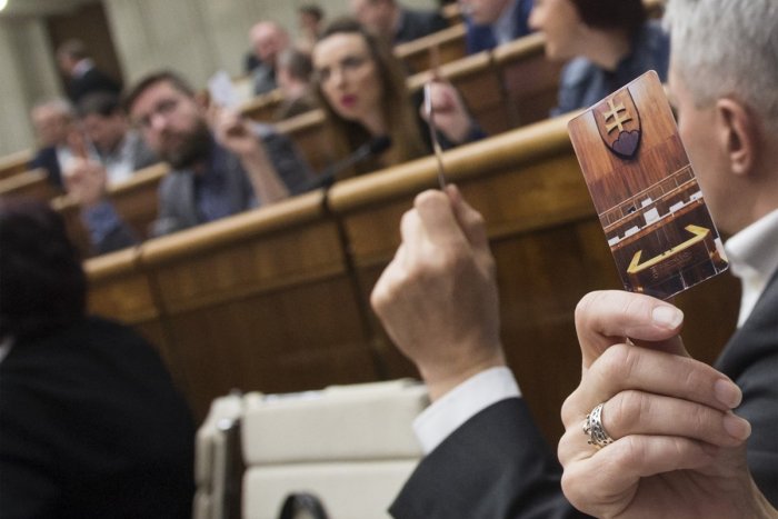 Ilustračný obrázok k článku Búrlivá radosť v parlamente! Poslanci schválili zavedenie 13. dôchodku, Smer si získal opozičných spojencov