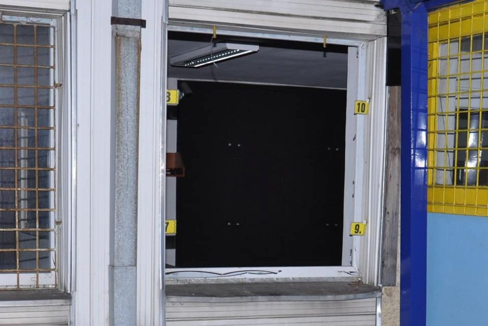 Ilustračný obrázok k článku Ján (28) a Peter (34) sa do firmy vlámali cez okno: Prekvapili ich policajti, FOTO