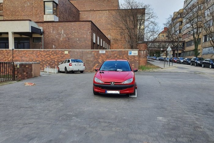 Ilustračný obrázok k článku Pozor! Papuču na auto dostanete už aj tam, kde ste doteraz v pohode parkovali