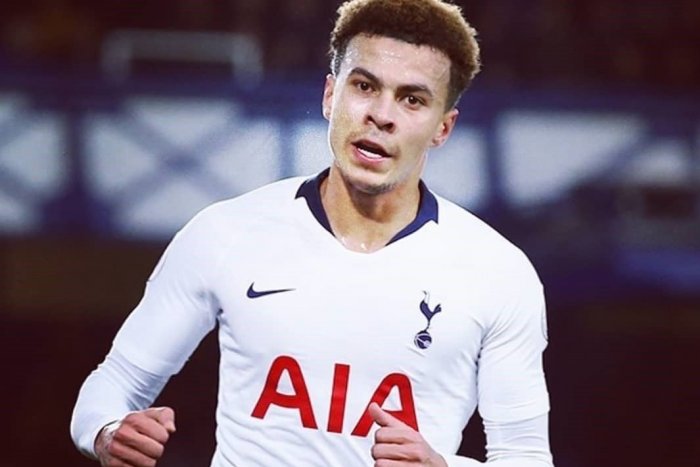 Ilustračný obrázok k článku Anglický futbalista to prehnal: Vtipkoval o smrteľnom víruse, hrozí mu trest!