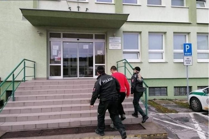 Ilustračný obrázok k článku Štiavničan (21) s kuklou na hlave a s nožom v ruke: S takýmto odporom zrejme nerátal!