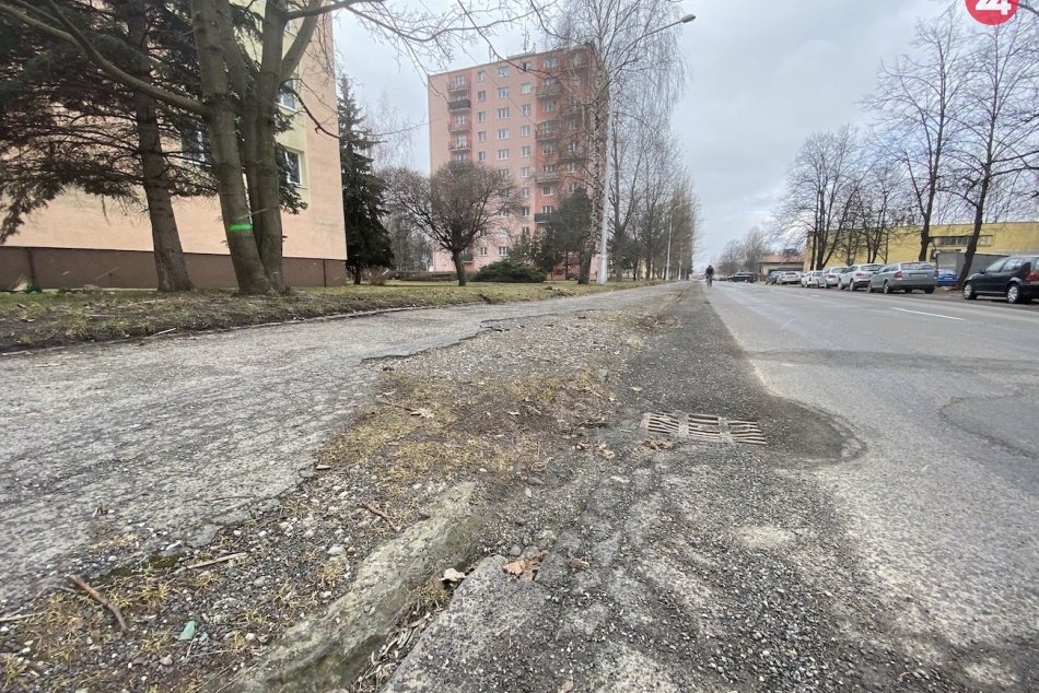 Ilustračný obrázok k článku Rozbitý chodník na Štefánikovej: Radnica prezradila, kedy chce rekonštruovať, FOTO