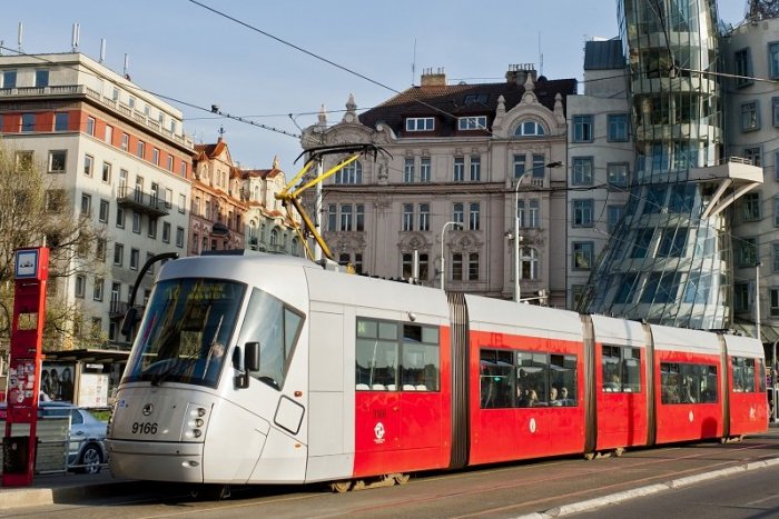 Ilustračný obrázok k článku DESIVÁ zrážka s električkou: Žena zostala zakliesnená, ZRANENÉ je aj dieťa