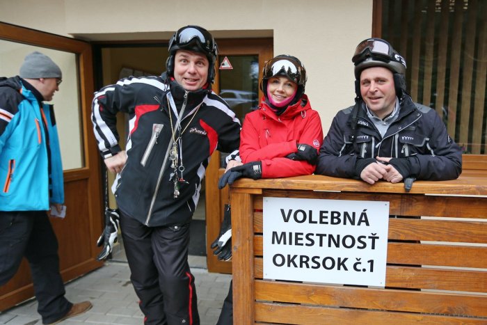 Ilustračný obrázok k článku Zo svahu si odskočili k volebným urnám: V Demänovskej doline volili aj v prilbách