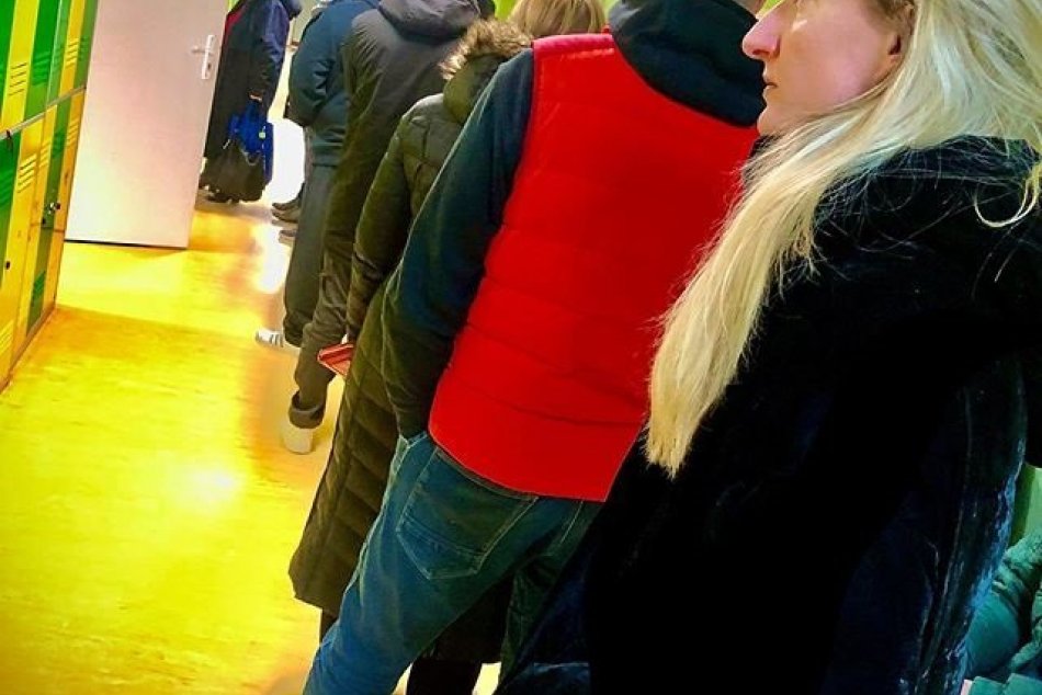 Ilustračný obrázok k článku Známe osobnosti stoja v rade a lanária ľudí: Poďte voliť, ešte stíhate!