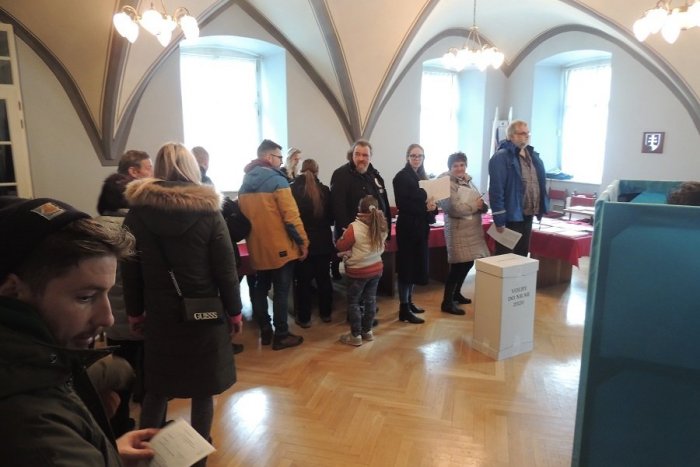 Ilustračný obrázok k článku V centre Banskej Štiavnice nestačili plenty: Voliči stáli v radoch