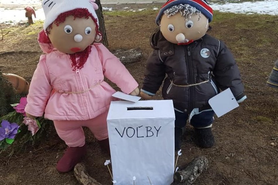 Ilustračný obrázok k článku Podarená výzdoba na bystrickom sídlisku: Volí aj párik postavičiek, FOTO