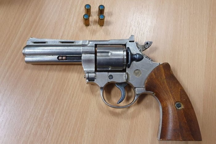 Ilustračný obrázok k článku Hrôza v Poprade: Muž namieril svoju zbraň na SYNA a vyhrážal sa mu ZABITÍM!