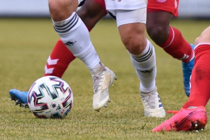 Ilustračný obrázok k článku Rozhodnuté: Futbal na západnom Slovensku dostal červenú