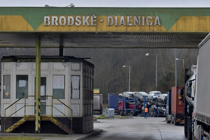 Ilustračný obrázok k článku Pre riziko koronavírusu je predaj diaľničných známok na hraniciach obmedzený