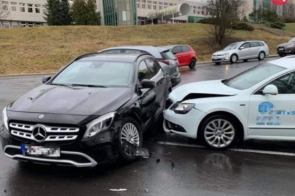 Ilustračný obrázok k článku Zásah hasičov pri nehode 2 áut v Bystrici: Prvé FOTO z miesta