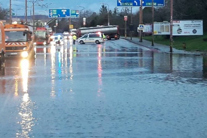 Ilustračný obrázok k článku Obrovský KOLAPS dopravy v Bratislave: Na Gagarinovej ulici zaplavilo podjazd