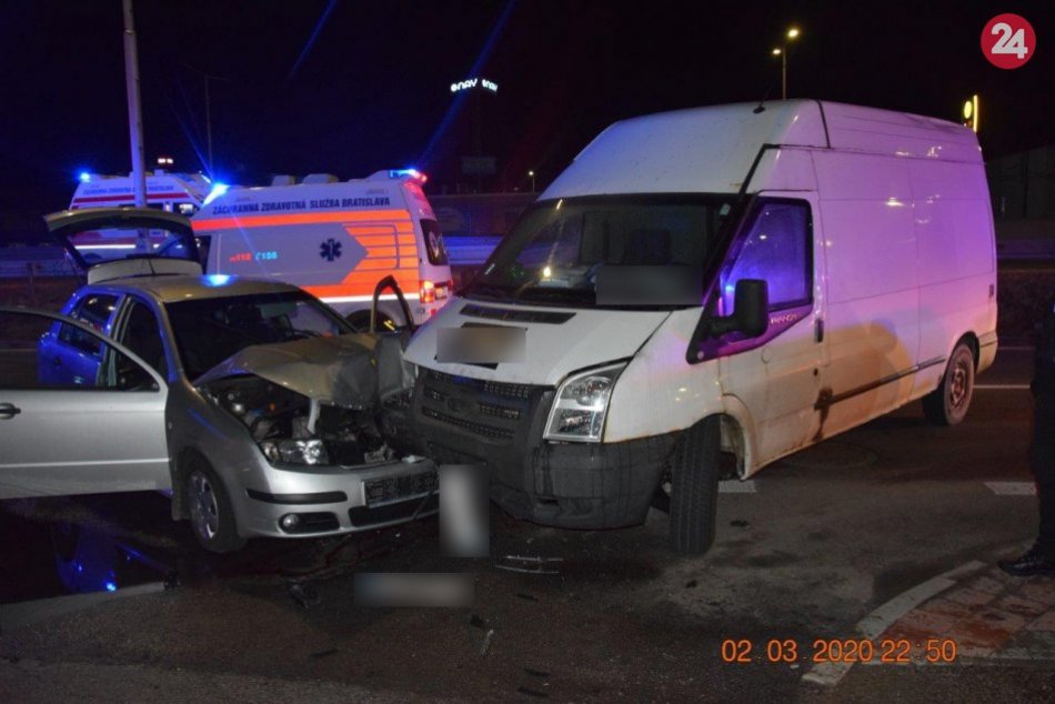 Ilustračný obrázok k článku Hrozivá bilancia čelnej zrážky v Bystrici: Vyžiadala si 5 zranených, FOTO