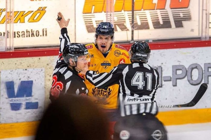 Ilustračný obrázok k článku Z tohto VIDEA tuhne krv v žilách: Český hokejista "prizabil" útleho Fína!