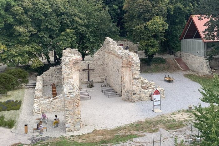 Ilustračný obrázok k článku TIP na víkend: Zapojiť sa môžete do čistenia Zoborského kláštora