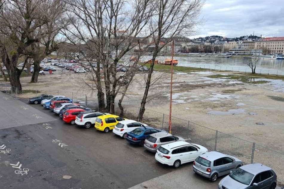 Ilustračný obrázok k článku "Divoké" parkovisko pod Starým mostom oplotili. Čo s ním bude ďalej?