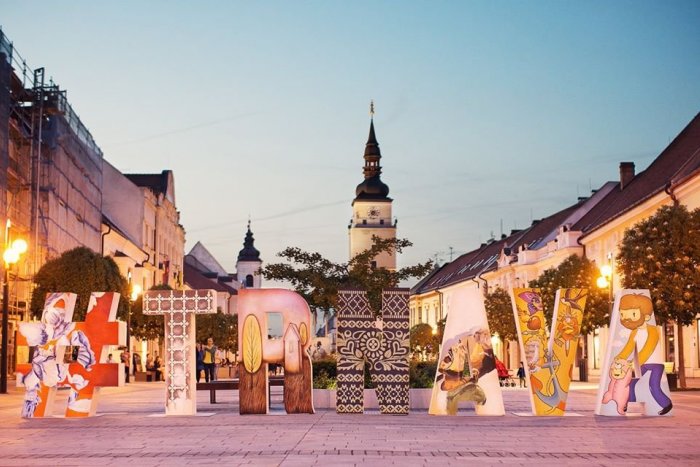 Ilustračný obrázok k článku Obľúbili si ho všetci: Nápis #TRNAVA sa chystajú pomaľovať úplne noví výtvarníci