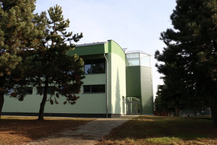 Ilustračný obrázok k článku Obnovu Športovej haly na univerzite sprevádzali aj problémy: Jej vynovenie na FOTO