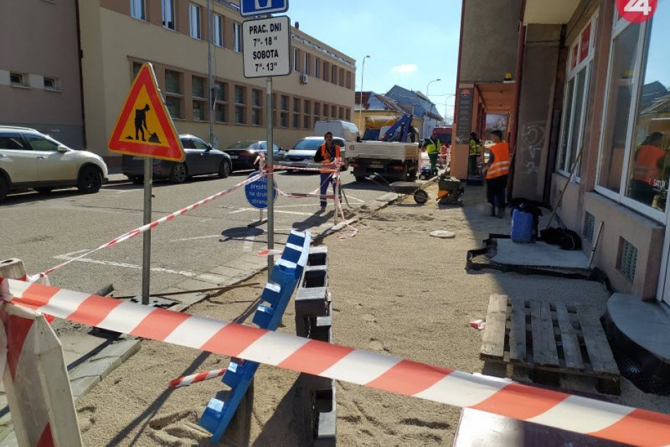 Ilustračný obrázok k článku Opravné práce v centre mesta: Chodníky dostávajú nový povrch, FOTO