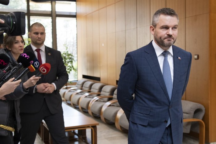 Ilustračný obrázok k článku Do Pellegriniho sa pustilo ministerstvo aj známa herečka: Mal klamať v závažnej veci