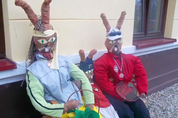 Ilustračný obrázok k článku Zajačia rodinka je späť! Blížiacu sa jar opäť víta originálne dielo, FOTO