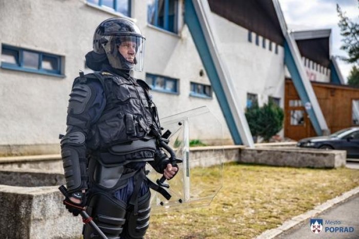Ilustračný obrázok k článku Proti vandalom a extrémistom: Takéto komplety vytiahli mestskí! FOTO