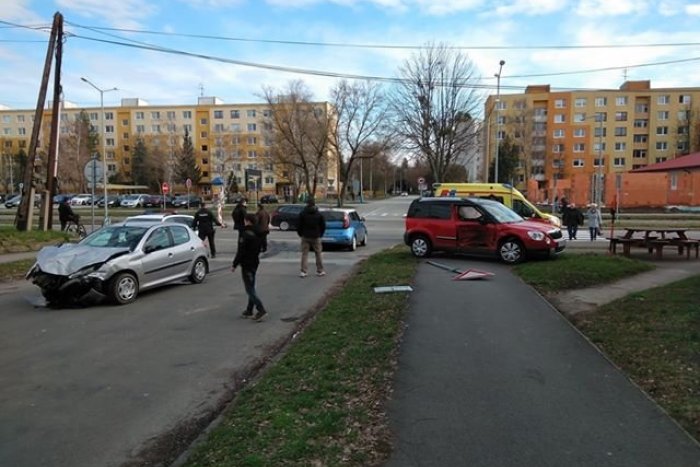 Ilustračný obrázok k článku Nehoda na križovatke v meste: Po zrážke odhodilo auto na ulicu, FOTO