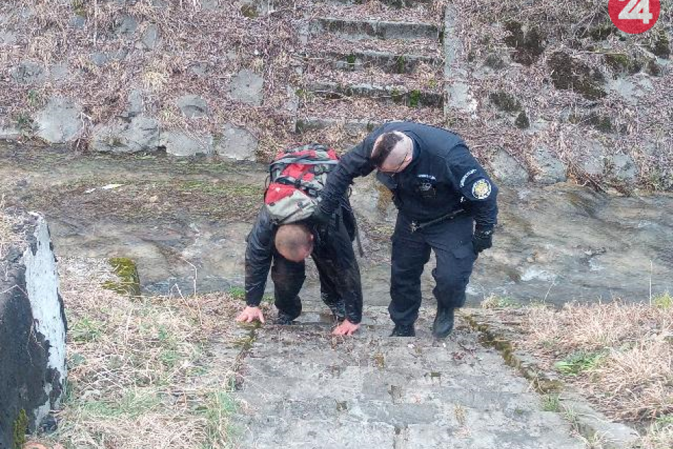Ilustračný obrázok k článku Mužovi pomohli z potoka na sídlisku. Takto sa "odvďačil" mestským policajtom, FOTO