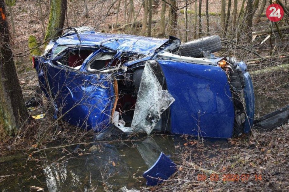 Ilustračný obrázok k článku Druhýkrát sa narodil: Vodič skončil po desivej nehode v priekope, FOTO