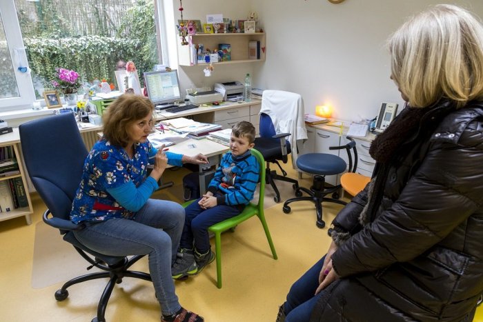 Ilustračný obrázok k článku Koronavírus: Ako vybaviť ošetrovné a nemocenské bez návštevy lekára a Sociálnej poisťovne