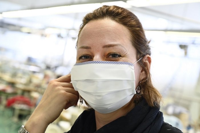 Ilustračný obrázok k článku Koronavírus: Ohrozené opatrovateľky v Trenčíne chcú rúška, systém však zlyhal