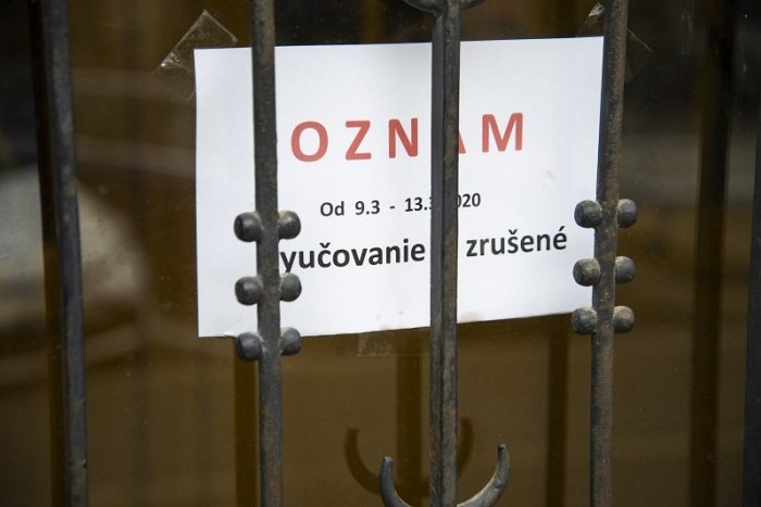 Ilustračný obrázok k článku Koronavírus: Zatvorili vášmu dieťaťu školu? RADY, ako požiadať o ošetrovné