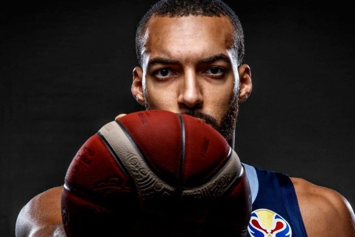 Ilustračný obrázok k článku Koronavírus: Basketbalová NBA prerušila sezónu. Je nakazený TENTO hráč? FOTO