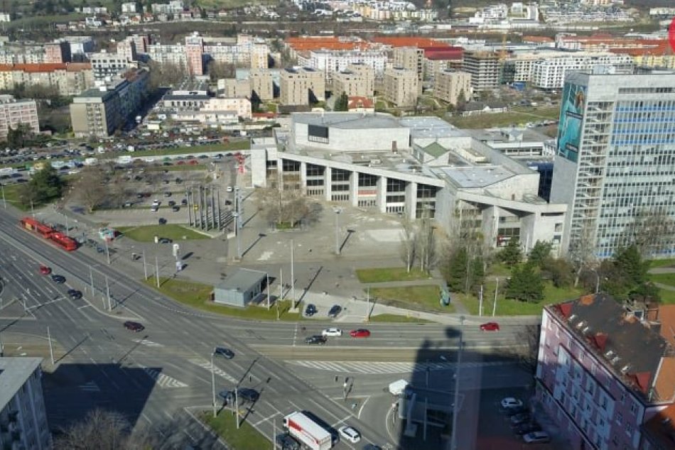 Ilustračný obrázok k článku Barbarský nápad? Zbúraním Istropolisu prídeme o významné dielo. Tvrdia architekti