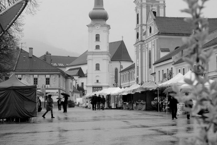 Ilustračný obrázok k článku Koronavírusu padli za obeť aj Veľkonočné trhy v Rožňave. Čo ešte?