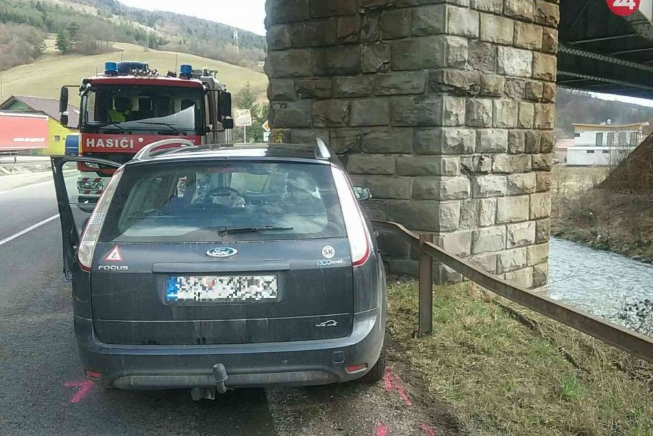 Ilustračný obrázok k článku Auto narazilo do železničného podchodu: Jeden zranený, FOTO
