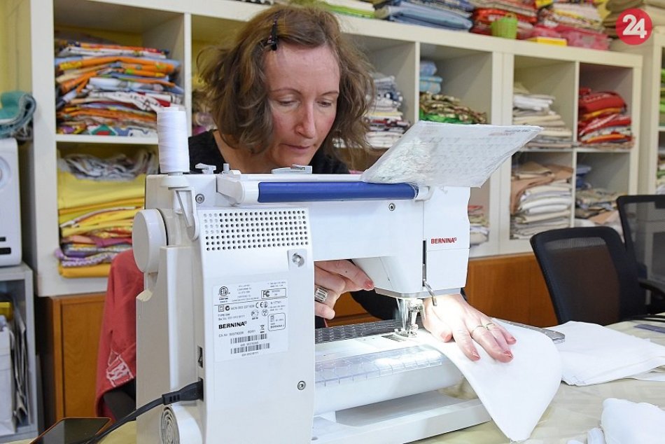 Ilustračný obrázok k článku Dopyt po rúškach je obrovský: Vyrábajú ich už aj na Liptove, FOTO, VIDEO