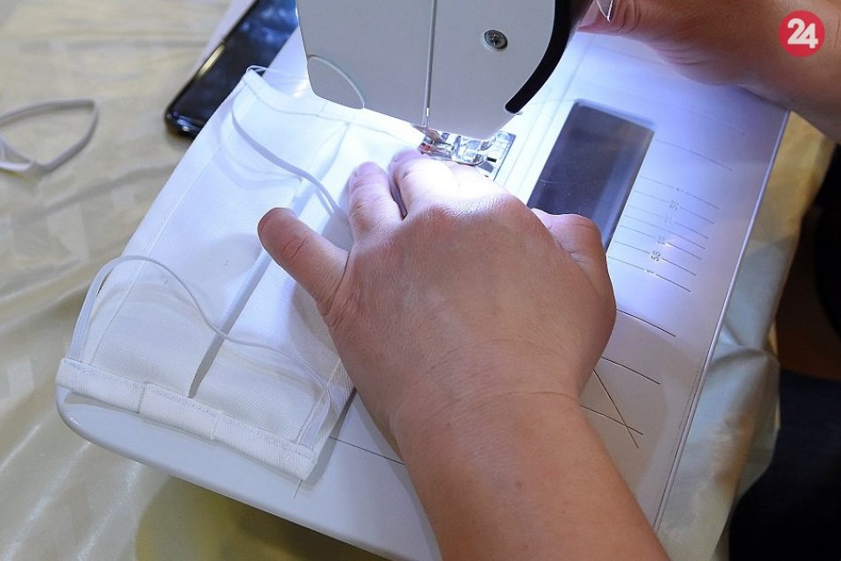 Ilustračný obrázok k článku Nedostatok rúšok trápi aj okolité obce: Za šijací stroj si sadla aj starostka