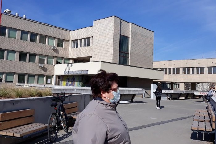 Ilustračný obrázok k článku Koronavírus: Do budovy Mestskej polikliniky sa už bez ochrany tváre nedostanete