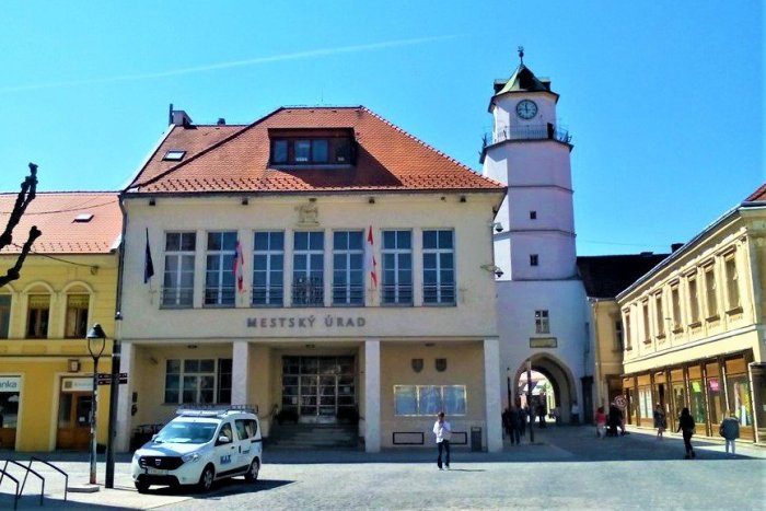 Ilustračný obrázok k článku Mesto sa snaží znižovať svoju sekeru: Aký vysoký je DLH na jedného Trenčana?