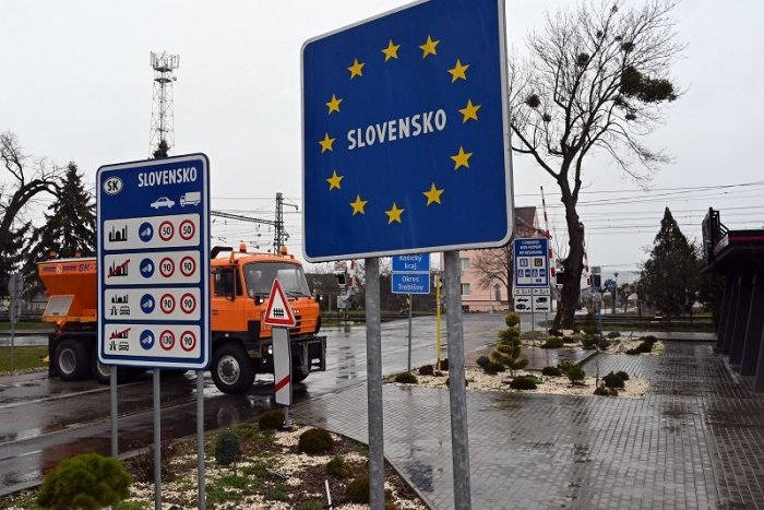 Ilustračný obrázok k článku SVET O SLOVENSKU: Ktoré štáty zavreli hranice a kde ľudia nemôžu na ulicu?
