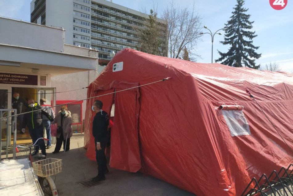 Ilustračný obrázok k článku Izolácia a ČERVENÁ ZÓNA COVID-19. V nemocnici prebiehajú prísne kontroly, FOTO