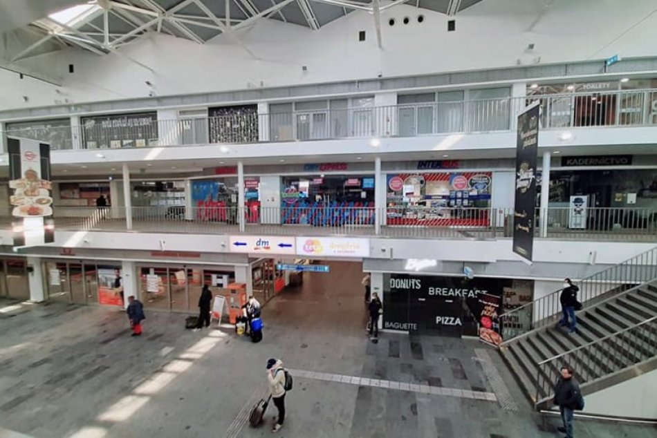 Ilustračný obrázok k článku Na košickej železničnej stanici vás bez rúška nepustia do obchodov ani lekárni, FOTO