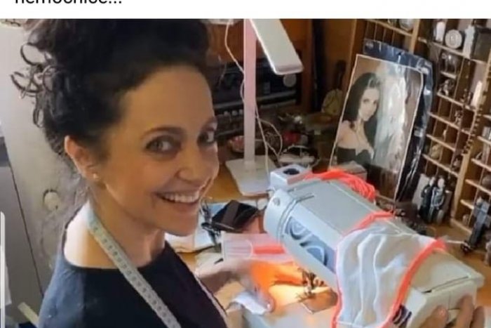 Ilustračný obrázok k článku Lucka Bílá sa vrátila k pôvodnej profesii. Šije rúška pre nemocnicu