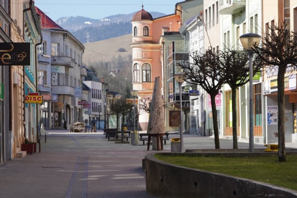 Ilustračný obrázok k článku Ružomberčania zostávajú doma: Zábery na prázdne ulice mesta, FOTO