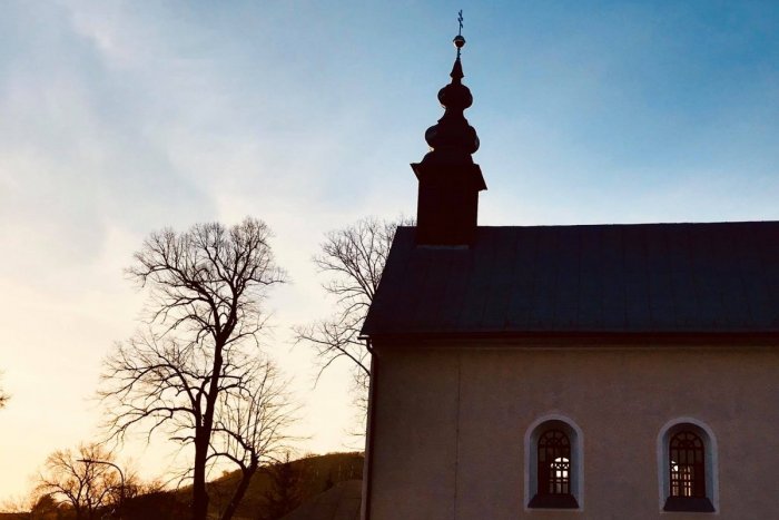 Ilustračný obrázok k článku Policajti prišli do kostola, omša v plnom prúde: Takto to vysvetľoval farár