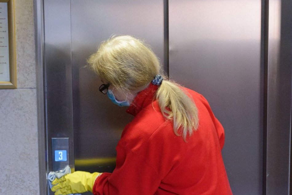 Ilustračný obrázok k článku Nebuďme ľahostajní: Do boja s koronavírusom musia vyraziť aj obyvatelia bytoviek